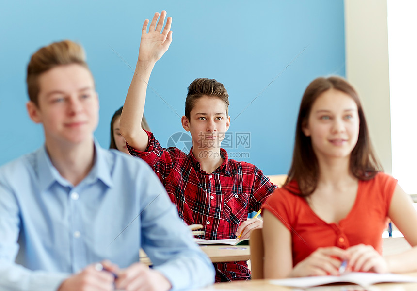 教育学人的群学生学校上课时带着书笔记本高清图片下载-正版图片300603948-摄图网