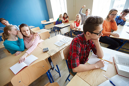 教育欺凌社会关系人的同学们学校的学生男孩闲聊背景图片