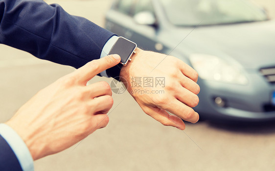 运输,商务旅行,技术,时间人的男的手与手表汽车停车图片
