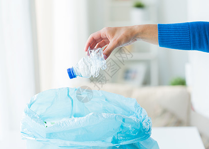 废物回收再利用垃圾处理环境生态把空的废旧塑料水瓶放家里的垃圾袋里图片