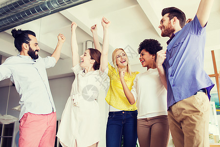 商业,胜利,手势,人队合作的快乐的创意队举手庆祝胜利办公室图片