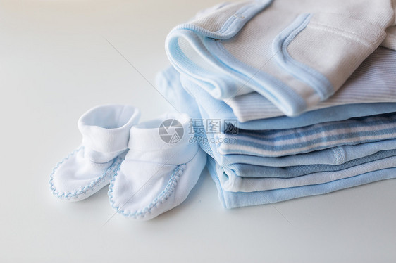 服装,婴儿,母亲象婴儿靴堆新生男孩的衣服图片