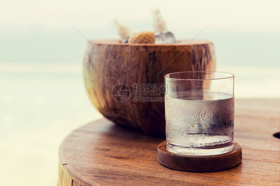 旅游,饮料茶点璃冷水,滋润的东西海滩的桌子上图片