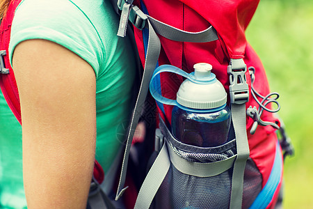 旅行,旅游,徒步旅行人们的背包口袋里着水瓶的女人图片