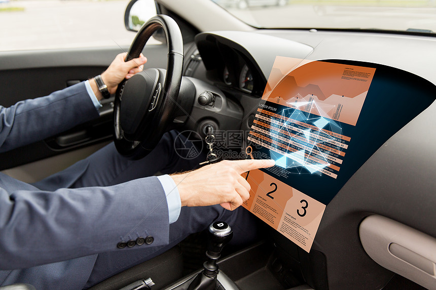 运输,商业,现代技术人的近距离的人驾驶汽车,并指向图表低聚形状的电脑屏幕图片