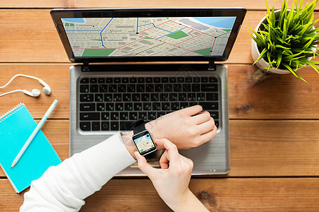 导航位置业务人员技术木桌上用智能手表笔记本电脑女,屏幕上GPS导航仪图片