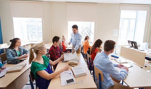 教育学校学人的学生教师课堂上的测试结果图片