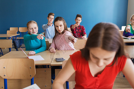 教育欺凌冲突社会关系人的学生学校背后取笑评判女孩同学图片