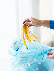 回收食物废物垃圾环境生态家里把香蕉皮放进垃圾袋图片