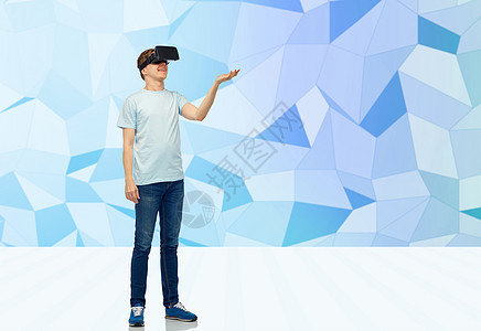 三维技术,虚拟现实,娱乐活动,网络人的快乐的人与虚拟现实耳机3D眼镜玩游戏,并手掌上的低聚背景图片