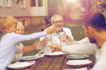家庭,幸福,世代,家庭人的快乐的家庭户外吃假日晚餐图片