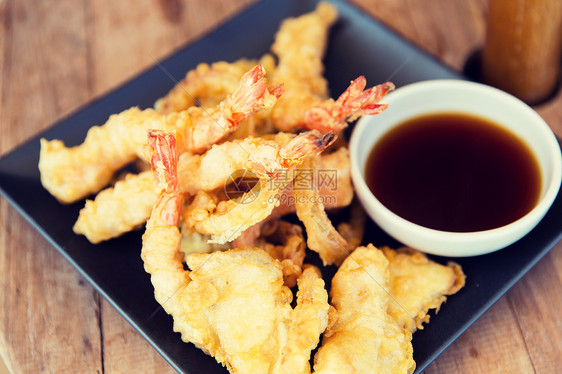 亚洲厨房,食物,烹饪烹饪密切油炸天妇罗虾与酱油餐厅的桌子上图片