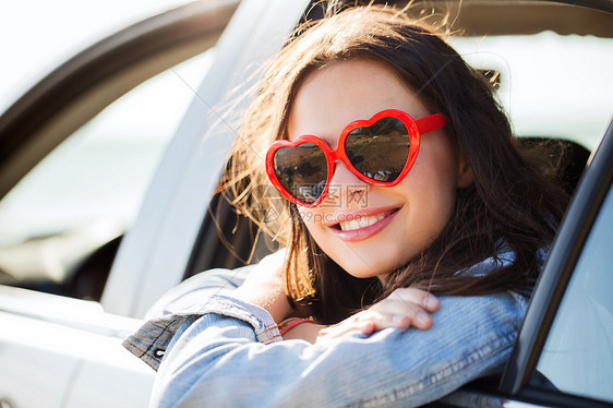 暑假,情人节,旅行,公路旅行人们的快乐的十几岁女孩轻女心形太阳镜车里图片