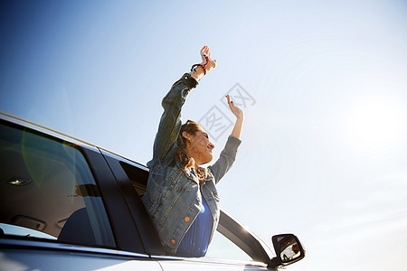 假期,旅行,公路旅行人们的快乐微笑的十几岁女孩轻的女人海边开车图片