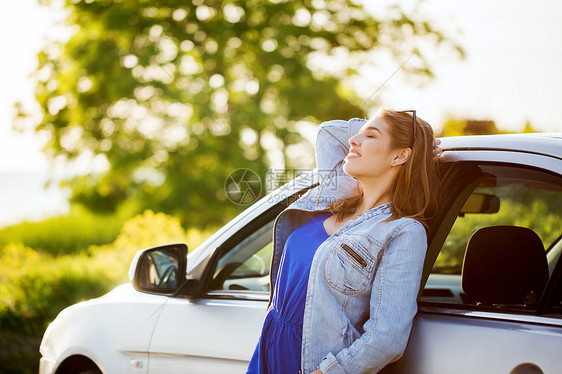 暑假,假期,旅行,公路旅行人们的快乐微笑的十几岁女孩轻的女人车里图片