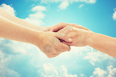 人,龄,家庭,关心支持的亲密的老年女子轻妇女牵手蓝天云背景图片