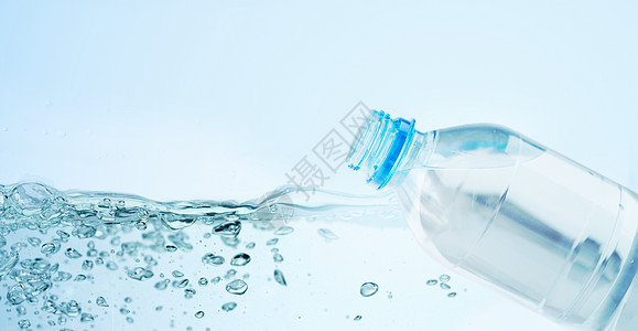 回收,健康饮食食品储存塑料瓶与纯饮用水蓝色背景图片