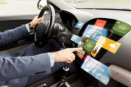 汽车网站背景交通,现代技术,商业,媒体人的近距离的人驾驶汽车与新闻电脑屏幕上背景