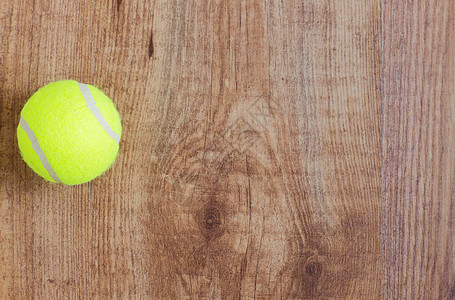 运动,健身,游戏,运动设备物体的顶部木地板上的网球图片
