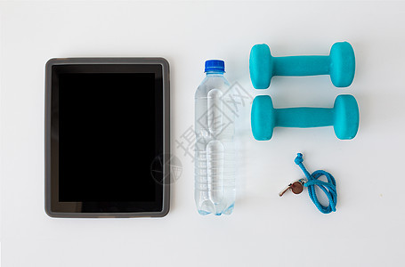 运动,健康的生活方式物品平板电脑与哑铃,哨子水瓶白色背景图片