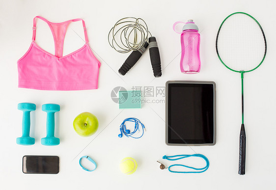 运动,健身,健康的生活方式,技术象的平板电脑与智能手机体育用品的白色背景图片