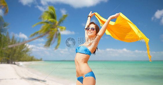 人们,暑假假期美丽的女人穿着比基尼太阳镜与帕雷奥异国情调的热带海滩与棕榈树背景图片