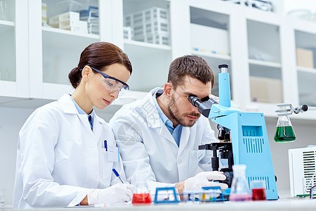 科学化学技术生物学人的轻科学家用试剂动璃,并临床实验室进行测试研究图片