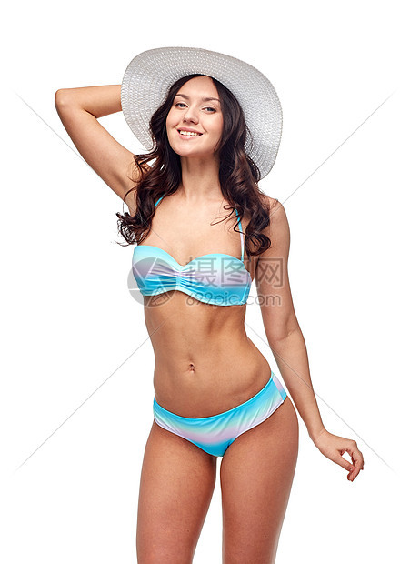 人,时尚,夏天海滩的快乐的轻女人穿着比基尼泳衣太阳帽图片