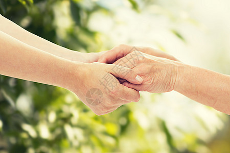 人,龄,家庭,照顾支持的亲密的老年女子轻妇女牵手绿色的自然背景图片