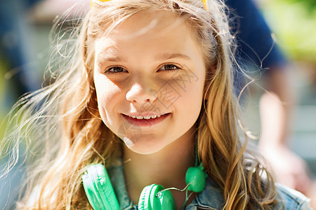 人,夏天肖像快乐的十几岁女孩戴着耳机图片
