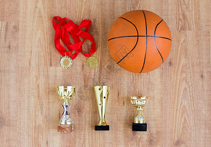 运动,成就,冠,竞争成功的篮球与金牌杯子木制背景图片