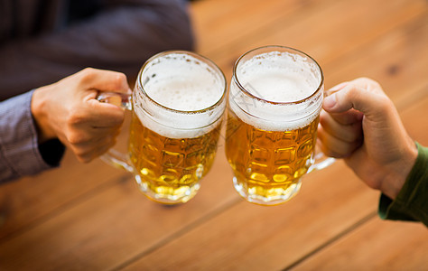 人,休闲饮料的靠近男的手酒吧酒吧碰啤酒杯图片