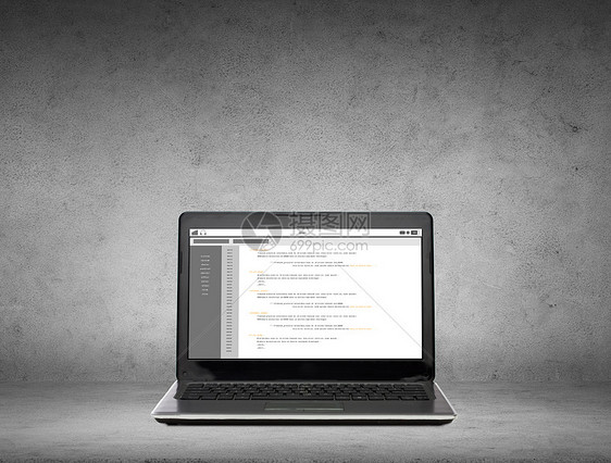 技术编程笔记本电脑与编码屏幕上的灰色混凝土背景屏幕上编码的笔记本电脑图片