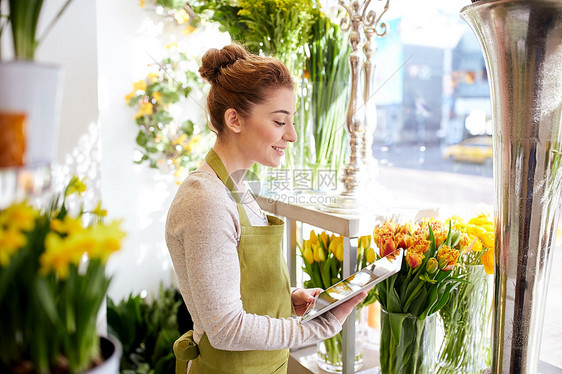 人,商业,技术,销售花卉快乐的微笑花店妇女与平板电脑电脑花店图片