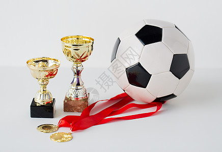 体育,成就,冠,竞争成功的足球足球与金牌杯子白色背景图片