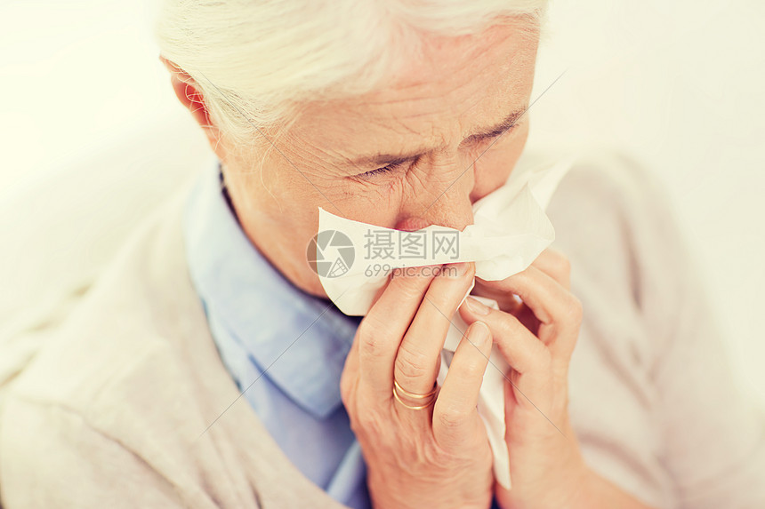 ‘~保健,流感,卫生,龄人的生病的老妇女家里鼻子纸巾  ~’ 的图片