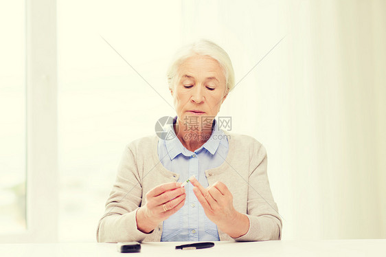 医学,龄,糖尿病,保健人的老妇女用血糖仪检查血糖水平家里图片