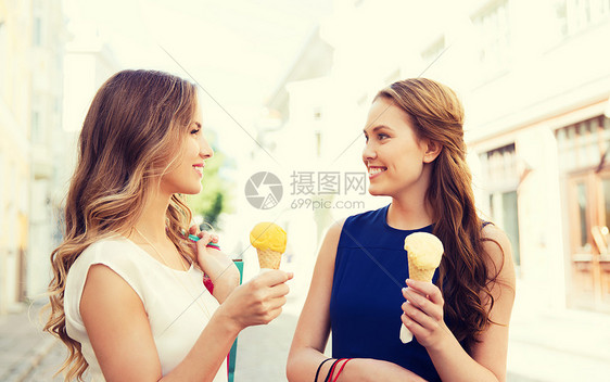 销售,消费主义,夏季人们的快乐的轻妇女与购物袋冰淇淋城市街道上交谈图片