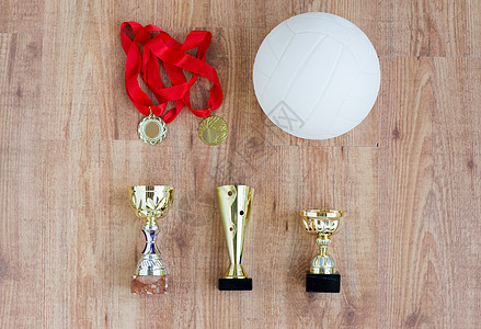 互动游戏运动,成就,冠,比赛成功的排球与金牌杯子木制背景背景