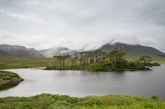 自然景观爱尔兰山谷的湖泊河流中的岛屿爱尔兰的湖泊河流中观看岛屿图片