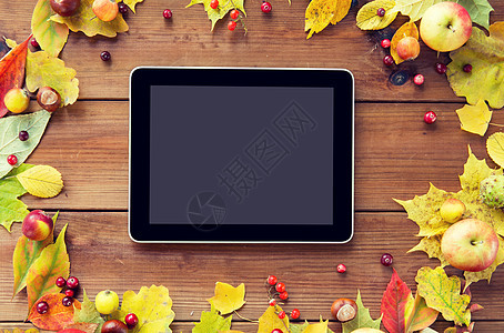 季节,广告技术平板电脑与空白屏幕框架秋叶,水果浆果木桌上图片