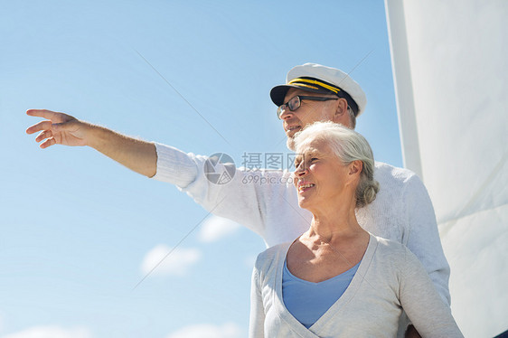 航海,龄,旅游,旅游人的快乐的老夫妇指着漂浮海上的帆船游艇甲板图片