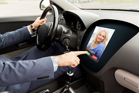 交通,商务旅行,现代技术,通信人的男子驾驶汽车接收视频电话妇女电脑屏幕上图片