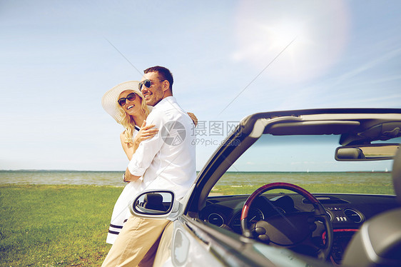 交通,旅行,爱情,约会人的快乐的男人女人拥抱附近的敞篷车海上图片