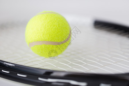 运动,健身,运动设备物体的近距离的网球拍与球图片