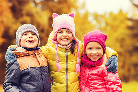 童,休闲,友谊人的群快乐的孩子秋天的公园拥抱图片