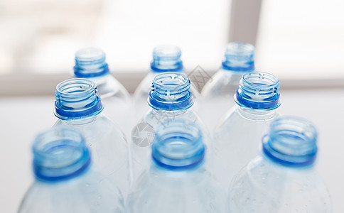 回收,健康饮食食品储存干净的空用塑料瓶桌子上图片