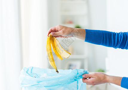 回收食物废物垃圾环境生态家里把香蕉皮放进垃圾袋图片