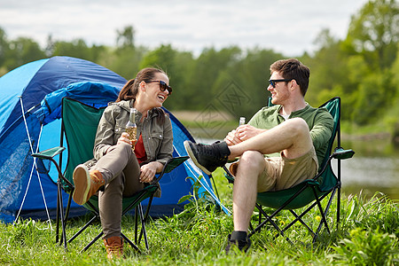 野营,旅行,旅游,徒步旅行人们的快乐的夫妇营地帐篷里喝啤酒苹果酒图片