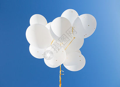假期,生日,派装饰膨胀的白色氦气球蓝天图片